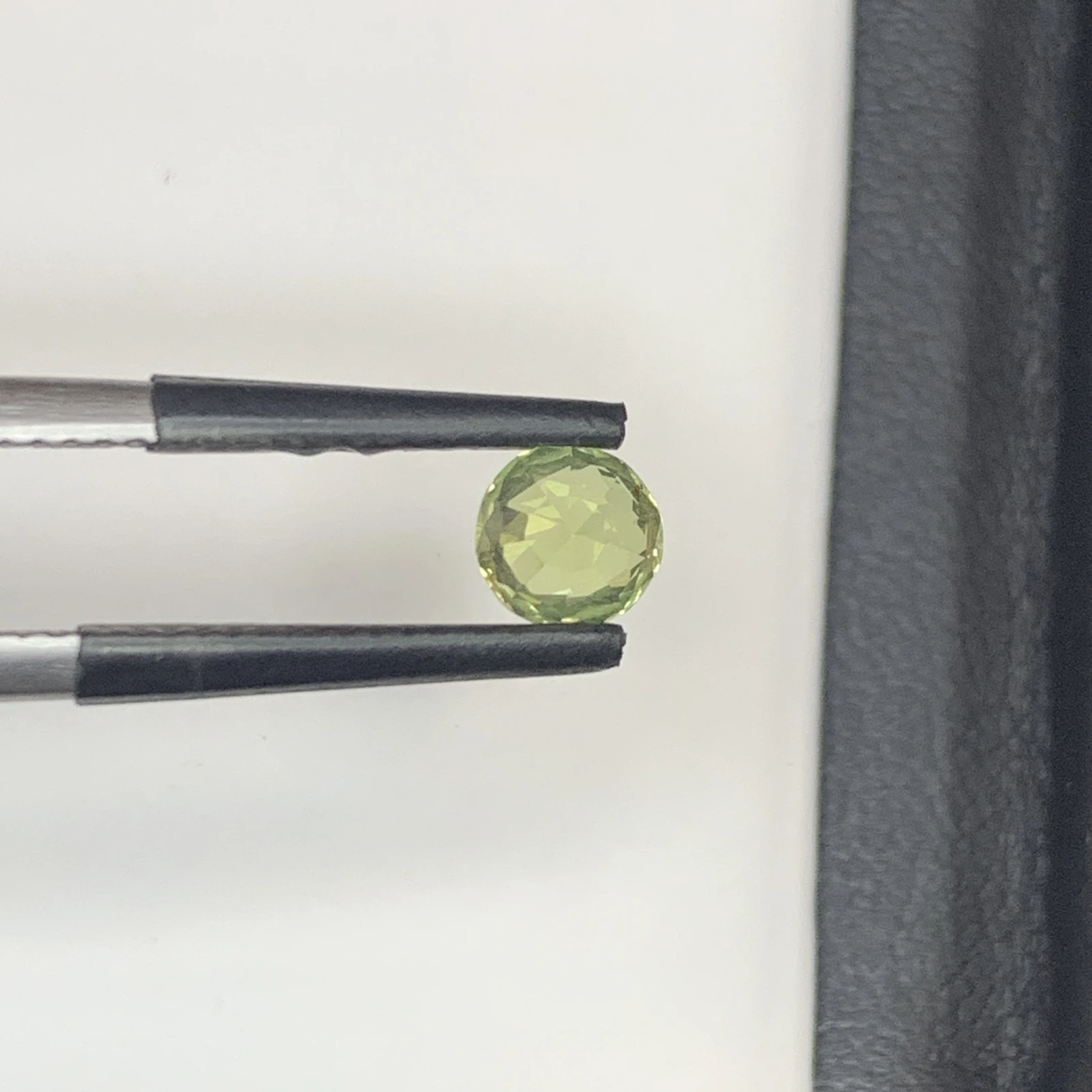 IGI Certified 0.67 ct Natural Green/Purplish Brown Alexandrite Round Shape Loose Gemstone from Sri Lanka — view 16